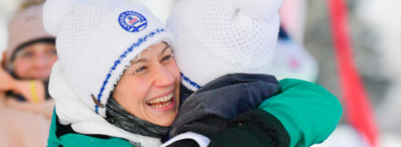 Célébration de deux femmes avec des bonnets leDrapo