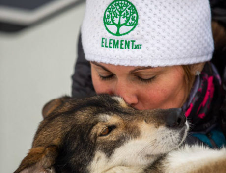 Femme avec bonnet et son chien