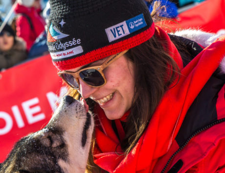 femme avec bonnet leDrapo et son chien